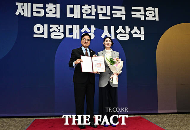 우원식 국회의장과 기념사진 촬영하는 강선우 의원.