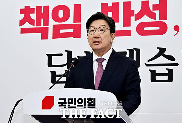 권성동 국민의힘 원내대표가 12일 오후 서울 여의도 국회에서 열린 퇴임 기자회견에 참석해 취재진의 질문에 답변을 하고 있다. /국회=배정한 기자