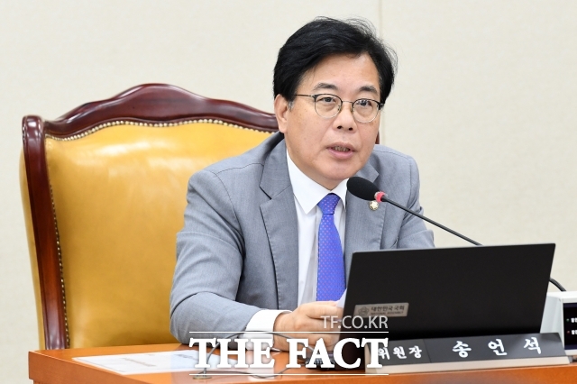 국민의힘 원내대표 경선에 출마한 송언석 의원 측이 12일 당규상 허용되지 않은 홍보물을 제작·배포했다는 지적이 제기되자 이를 전량 회수했다고 밝혔다. /남윤호 기자