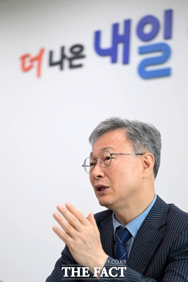 장인홍 구로구청장이 10일 오후 서울 구로구 구로구청 구청장실에서 <더팩트>와 인터뷰를 진행하고 있다. /남용희 기자