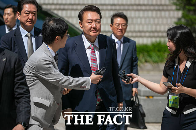 12·3 비상계엄 사태를 수사하고 있는 경찰이 체포영장 집행 방해와 비화폰(보안처리된 전화기) 기록 삭제 지시 혐의를 받는 윤석열 전 대통령에게 3차 출석을 요구했다. 경찰은 윤 전 대통령이 이번에도 불응한다면 체포영장 신청 등 신병 확보 방안을 검토할 것으로 보인다. 사진은 윤 전 대통령이 지난 9일 오전 서울 서초구 서울중앙지방법원에서 내란 우두머리 혐의 사건 6차 공판에 출석하고 있는 모습. /사진공동취재단