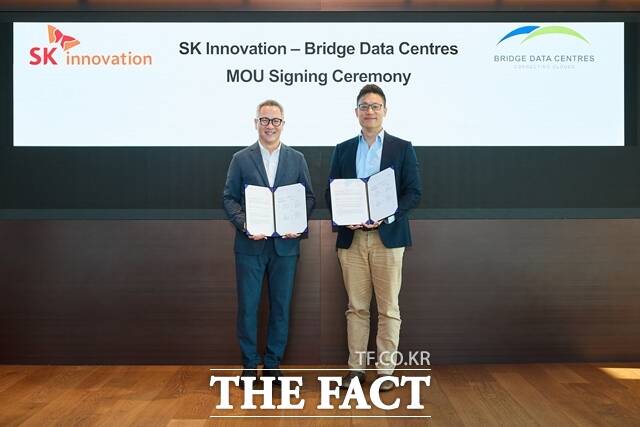 김무환(왼쪽) SK이노베이션 에너지솔루션 사업단장과 케빈 관(Kevin Guan) BDC 최고투자책임자가 지난 11일 서울 종로구 SK서린빌딩에서 데이터센터 에너지 솔루션 사업 추진을 위한 업무협약을 체결한 뒤 기념 촬영을 하고 있다. /SK이노베이션