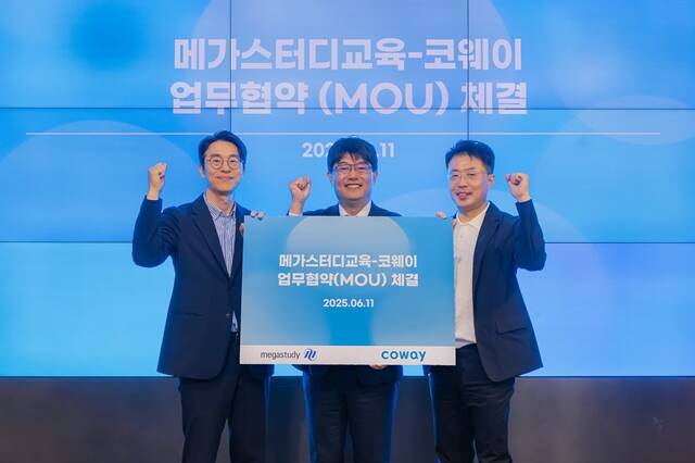 김순태 코웨이 경영관리본부장(왼쪽부터), 윤정훈 메가스터디교육 러셀학원사업본부장, 김명곤 코웨이라이프솔루션 대표이사가 지난 11일 서울 구로구 지타워 코웨이 본사에서 열린 협약식에서 기념 촬영을 하고 있다. /코웨이