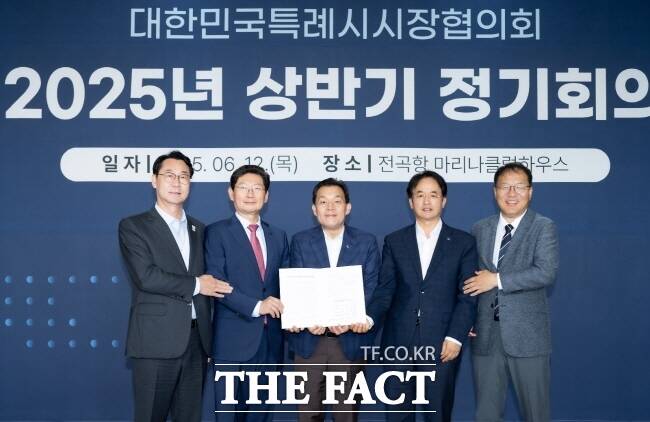 이재준(가운데) 수원시장과 정명근(왼쪽 첫 번째) 화성시장, 이상일(왼쪽 두 번째) 용인시장, 이동환(오른쪽 두 번째) 등이 12일 화성시 전곡항 마리나클럽하우스에서 협의회를 열어 특별법 제정 건의문에 서명한 뒤 기념 촬영을 하고 있다./수원시