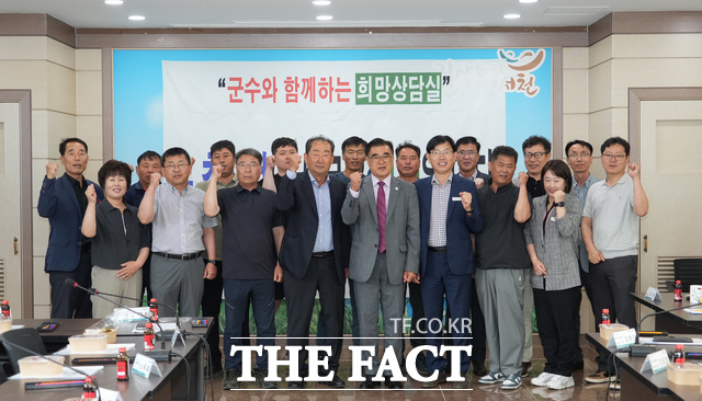 서천군이 10일 지역 내 농업인단체 대표 및 관계자들과 농축산업 희망상담실을 열고 지역 농업의 발전 방향을 논의했다. /서천군