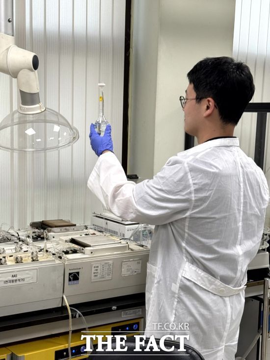 경기 고양시 상하수도사업소 관계자가 미 환경자원협회에서 제작한 표준 시료를 분석하고 있다./고양시
