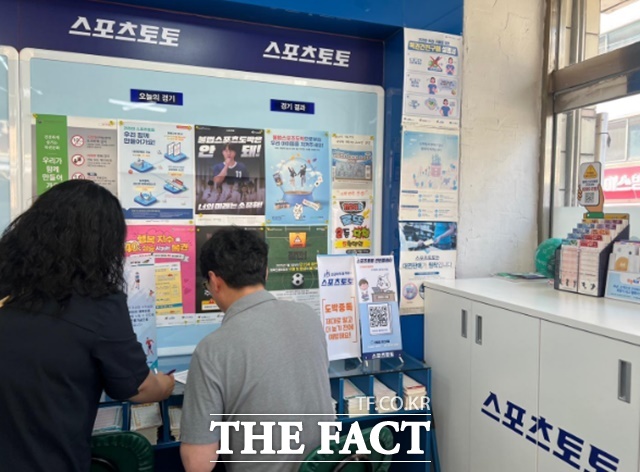 6월 11일(수) 대전 일대에서 펼쳐진 오프라인 도박중독 예방 캠페인에서 현장 상담을 진행하고 있는 캠페인 관계자와 시민./스포츠토토