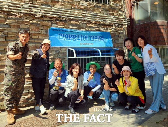 취약계층 가구 창문에 비가림막을 설치한 동거동락방위대. /의왕시