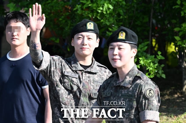 그룹 방탄소년단(BTS)의 정국(왼쪽)과 지민이 11일 오전 경기 연천군 연천공설운동장에서 군 복무를 마친 후 취재진과 팬들을 만나서 인사하고 있다. /연천=서예원 기자