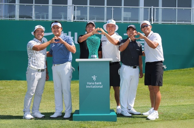 하나은행 인비테이셔널에 참가한 한일 선수들이 우승을 다짐하며 기념 촬영을 하고 있다. (왼쪽부터) 히가 카즈키, 박상현, 오기소 타카시, 함정우(하나금융그룹), 쇼겐지 타츠노리, 문도엽. /하나금융
