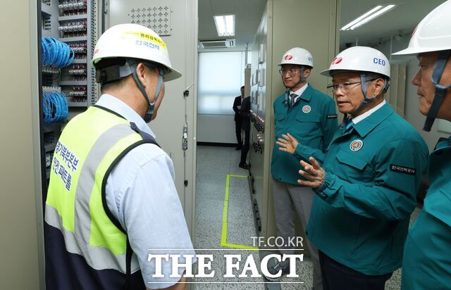 김동철 한국전력 사장이 신의정부 변전소 현장점검을 실시하고 있다./한국전력