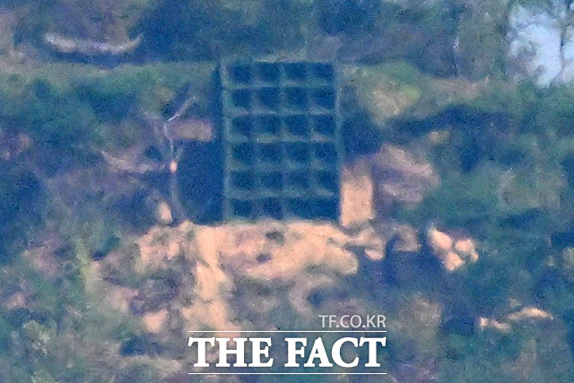 군 당국이 대북 확성기 방송을 1년 만에 중단한 가운데 소음 피해를 겪고 있던 접경지역 주민들은 조용한 마을을 되찾았다며 기뻐하는 분위기다. 사진은 인천 강화군 송해면에서 바라본 북한 황해도 개풍군 야산에 설치된 대남 스피커의 모습. /남윤호 기자