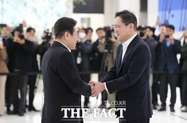 이재명 대통령(당시 당 대표)과 이재용 삼성전자 회장이 3월 20일 서울 강남구 역삼동 삼성청년소프트웨어아카데미에서 만나 악수하고 있다. /박헌우 기자