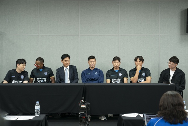 홍태호 통역사, 파트리스 에브라 선수, 최용수 감독, 설기현 코치, 이근호 선수, 구자철 선수, 조효민 PD(왼쪽부터)가 12일 오후 5시 경기도 용인시 용인미르스타디움에서 열린 슈팅스타2 기자간담회에 참석해 이야기를 나누고 있다. /쿠팡플레이