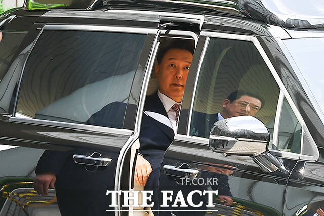 윤석열 전 대통령이 경찰의 2차 출석 요구에 끝내 불응했다. 경찰은 통상 절차에 따라 3차 출석을 요구서를 보내고 또 불응하면 체포영장 신청 등 신병 확보 방안을 검토할 것으로 관측된다. 사진은 윤 전 대통령이 9일 서울중앙지방법원에서 열린 내란 우두머리 협의 · 직권남용 권리행사 방해 혐의 사건 6차 공판에 출석하고 있는 모습. /사진공동취재단