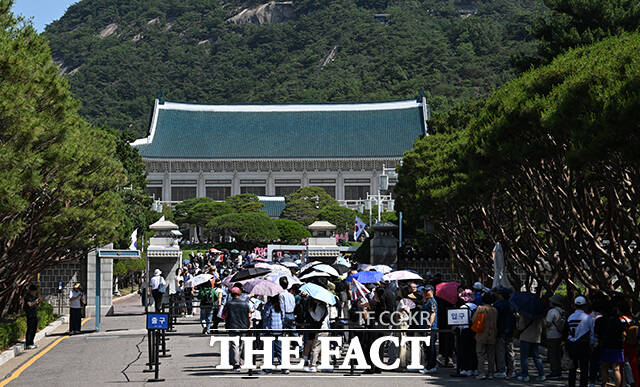 이재명 대통령이 대통령 집무실 이전을 예고한 가운데 12일 오전 서울 종로구 청와대를 관람하려는 시민들이 줄 서 있다. /박헌우 기자