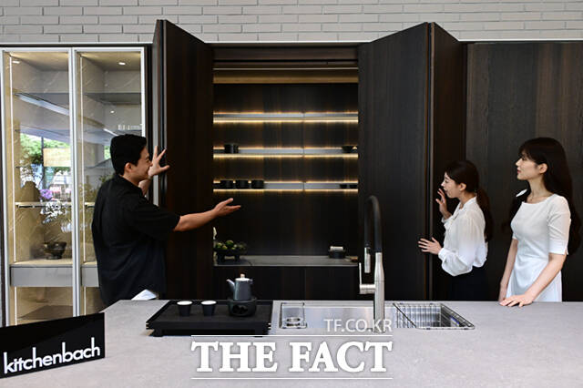 12일 서울 강남구 한샘 플래그십 논현 매장이 리뉴얼 오픈하며 프리미엄 키친 브랜드 키친바흐를 선보인 가운데, 고객들이 제품을 살펴보고 있다. /이새롬 기자