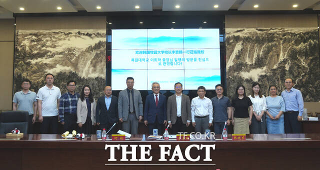 목원대와 중국 청두사범대 관계자들이 교육 협력 확대를 위한 논의를 갖기 전에 기념촬영을 하고 있다. /목원대