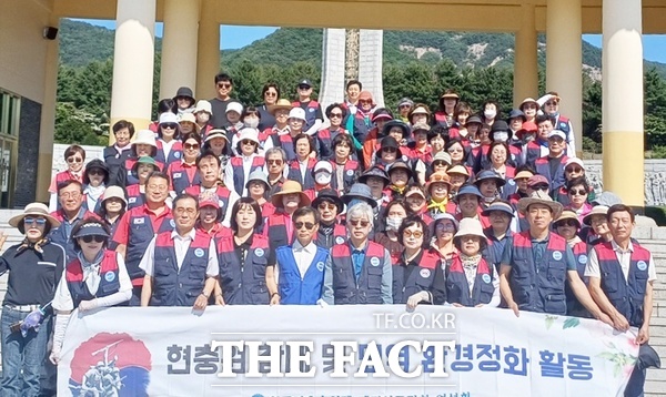 한국자유총연맹 대전 서구지회가 11일 회원 100여 명이 국립대전현충원을 방문해 현충탑을 찾아 참배하고 묘역 환경정화 봉사활동을 펼쳤다. /대전 서구