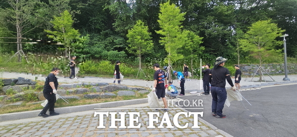 대전보호관찰소가 12일 사회봉사명령 대상자들과 함께 계족산 산책로 일대 환경정화 활동을 실시하고 있다./대전보호관찰소