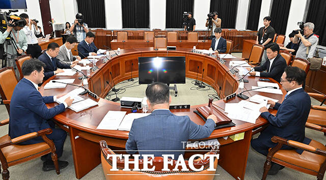 안건 상정하는 신성범 국회 정보위원장.