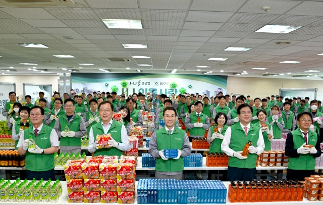 HJ중공업은 12일 부산 영도조선소에서 영도구 지역 저소득 취약계층과 복지 사각지대 1000가구를 대상으로 4000만원 상당 선물 꾸러미 나눔 행사를 열었다. /HJ중공업