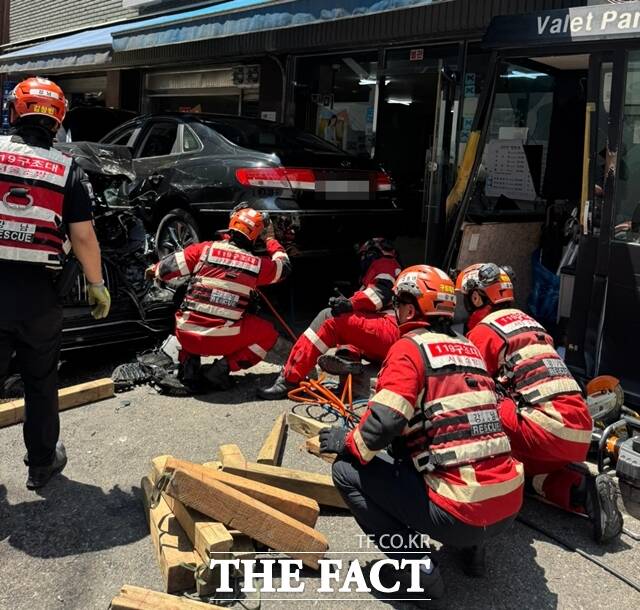 12일 경찰과 소방당국에 따르면 이날 오후 1시10분께 서울 강남구 논현동에서 80대 여성 A 씨가 몰던 승용차 1대가 가게를 향해 돌진한 사고가 발생했다. /강남소방서