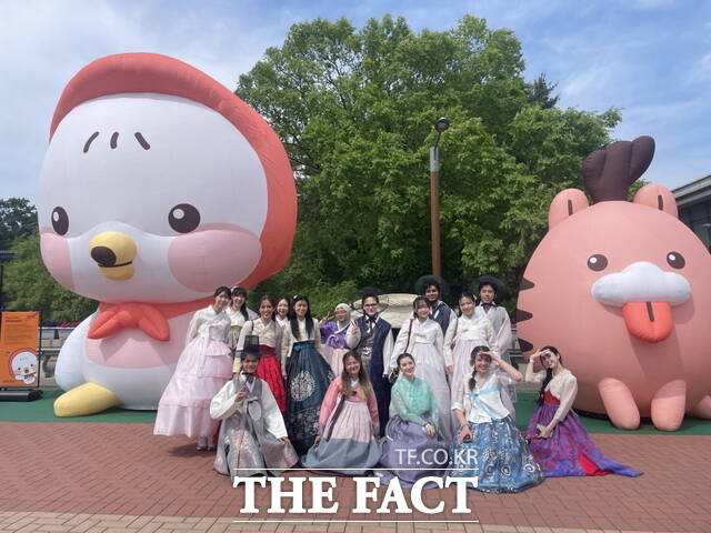 지난 4일부터 8일까지 독립기념관에서 열린 2025 천안 K-컬처박람회 관광홍보부스 포토존에서 관광객들이 홍보캐릭터 워디·가디와 사진 촬영을 하고 있다. /천안시