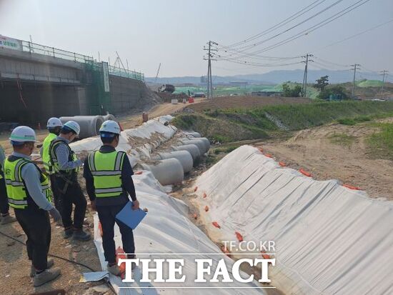 경기도 관계자와 외부 민간전문가들이 도 내 한 하천 주변 공사 현장을 찾아 풍수해 대비 현장 안전점검을 진행하고 있다./경기도