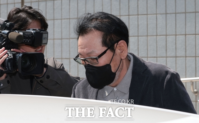 2018년 지방선거 당시 불법 정치자금을 수수한 혐의로 기소된 무속인 건진법사 전성배가 7일 오후 서울 양천구 남부지방법원에서 열린 불법 정치자금 수수 의혹 관련 공판을 마치고 법원 청사를 나와 차량에 탑승하고 있다. /서예원 기자