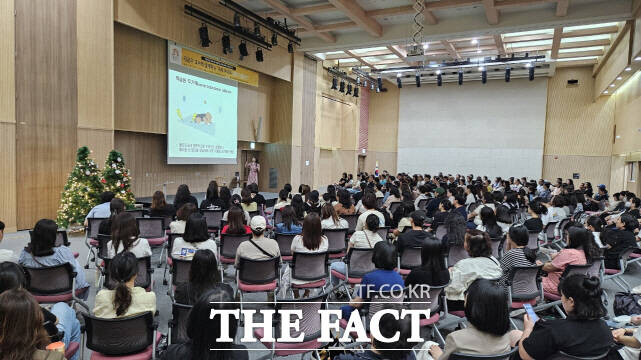 공주시가 11일 아트센터 고마에서 ‘2025년 어린이집 부모교육 토크콘서트’를 열고 있다. /공주시