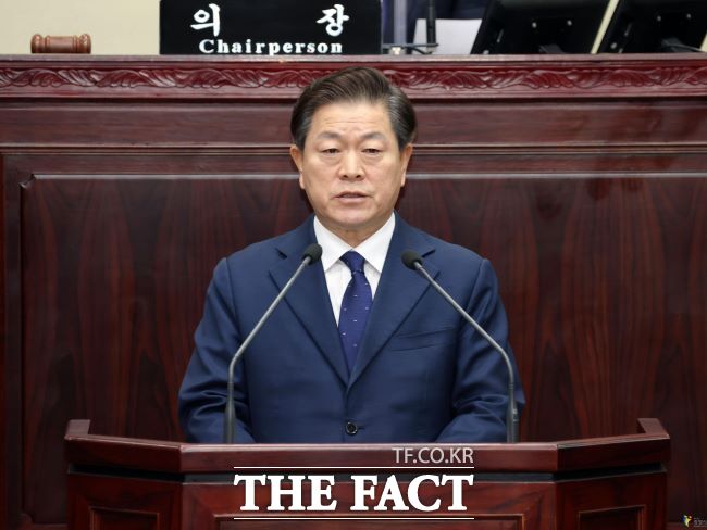 박승원 광명시장이 광명시의회에서 시정연설을 하고 있다. /광명시