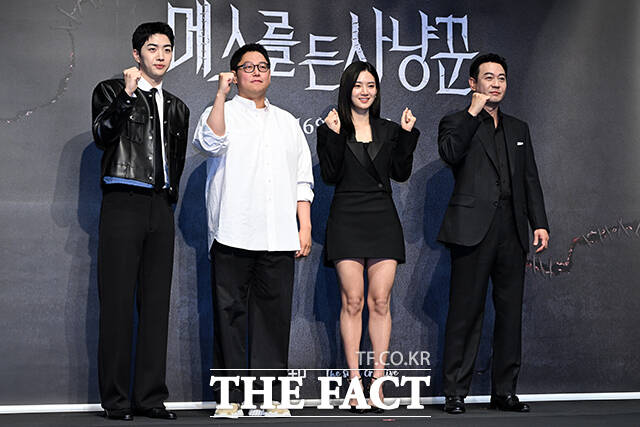 배우 강훈과 이정훈 감독, 배우 박주현, 박용우(왼쪽부터)가 12일 오전 서울 구로구 라마다서울신도림호텔에서 열린 스튜디오X+U의 새 미드폼드라마 메스를 든 사냥꾼 제작발표회에 참석해 포즈를 취하고 있다. /서예원 기자