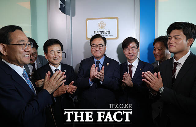 주호영 국회부의장과 정동영 더불어민주당 의원, 우원식 국회의장, 조경태 국민의힘 의원, 김영배 더불어민주당 의원, 김용태 국민의힘 비대위원장(왼쪽부터)이 12일 오전 서울 여의도 국회 소통관에서 열린 한미의원연맹 현판식에 참석해 박수를 치고 있다. /국회=배정한 기자