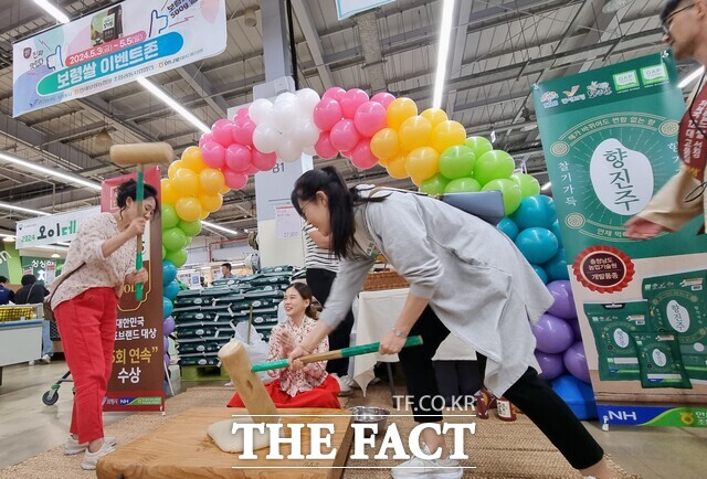 지난해 보령쌀 농협울산유통센터 특별판촉전 행사에서 시연중인 떡메치기 체험 모습. /보령시