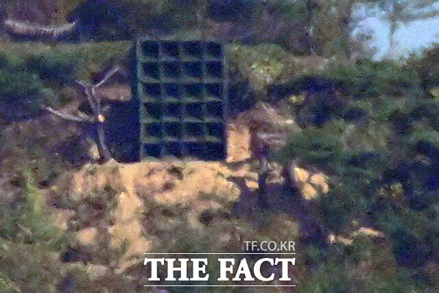 군 당국이 대북 확성기 방송을 1년 만에 중단한 가운데 소음 피해를 겪고 있던 접경지역 주민들은 조용한 마을을 되찾았다며 기뻐하는 분위기다. 사진은 인천 강화군 송해면에서 바라본 북한 황해도 개풍군 야산에 설치된 대남 스피커의 모습. /남윤호 기자