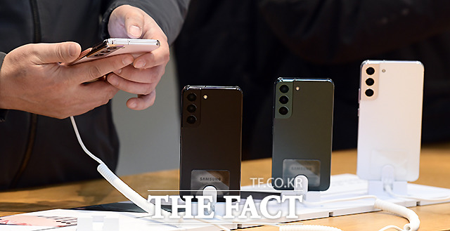 법원이 스마트폰 갤럭시 S22 사용자가 삼성전자를 상대로 낸 집단 소송에서 삼성전자의 배상 책임이 없다고 판단했다. 삼성전자가 갤럭시S22 시리즈를 국내에 첫 선보인 지난 2022년 서울 서초구 삼성 딜라이트샵을 찾은 시민들이 제품을 살펴보고 있다./이새롬 기자