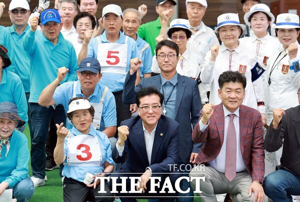 조원휘 대전시의회 의장(사진 앞줄 가운데)은 12일 유성구 문지동에 소재한 전천후 게이트볼장에서 20개 팀 150여 명이 참여해 개최된 제26회 유성구청장기 게이트볼대회에 참석했다./대전시의회