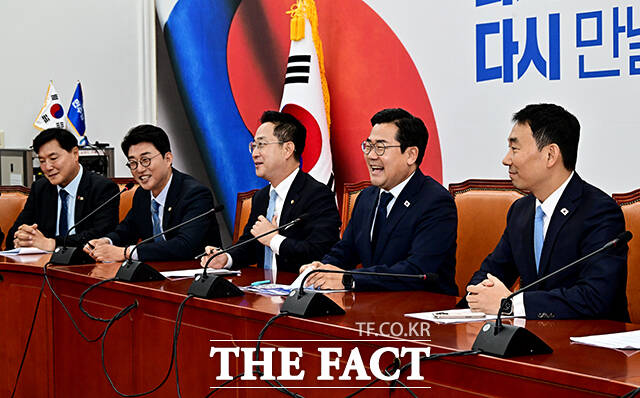 박찬대 더불어민주당 대표 직무대행 겸 원내대표가 12일 오전 서울 여의도 국회에서 열린 고별 기자간담회에 참석해 모두발언을 하고 있다./배정한 기자