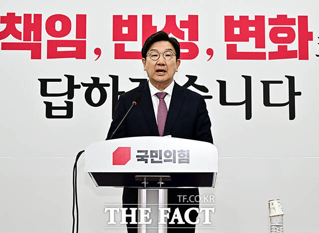 권성동 국민의힘 원내대표가 12일 당내에서 탄핵에 대한 찬반을 놓고 격렬하게 대립하는 와중에도 어떻게든 양쪽을 조율하고 다가올 대선에서 단일대오를 꾸리기 위해 최선을 다했다며 퇴임 소회를 밝혔다. /국회=배정한 기자
