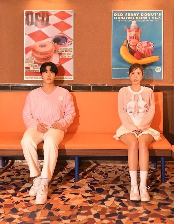 코요태 신지(오른쪽)가 오는 26일 문원과 함께한 듀엣 신곡 샬라카둘라를 발매한다. /제이지스타