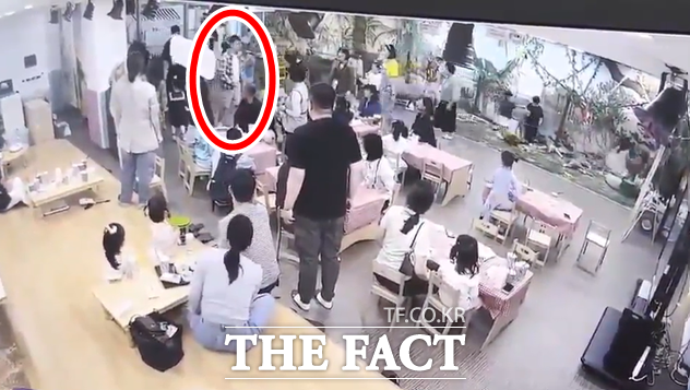 응급조치로 아이의 생명을 구한 후 이동하고 있는 양지훈 소방관(빨간색 원). /부산소방재난본부