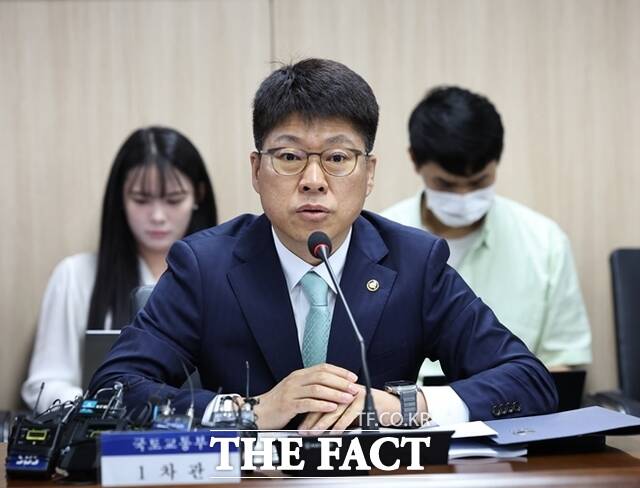 국토교통부·대한건설단체총연합회가 건설산업 이미지 개선을 위한 로드맵을 마련했다. 사진은 진현환 국토부 1차관. /뉴시스