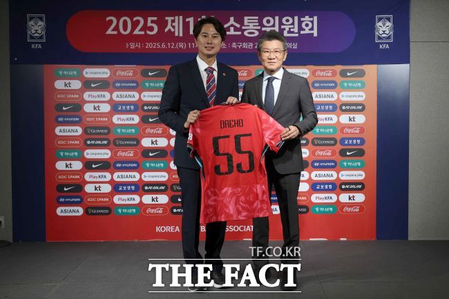 경기도의회 황대호 의원이 12일 대한축구협회(KFA) 소통위원회 위원 임명 뒤 정몽규 협회장과 기념 촬영을 하고 있다./경기도의회