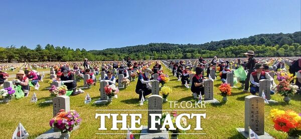 한국자유총연맹 대전 서구지회가 11일 호국보훈의 달을 맞아 회원 100여 명이 국립대전현충원을 방문해 현충탑을 찾아 참배하고 묘역 환경정화 봉사활동을 펼쳤다. /대전 서구