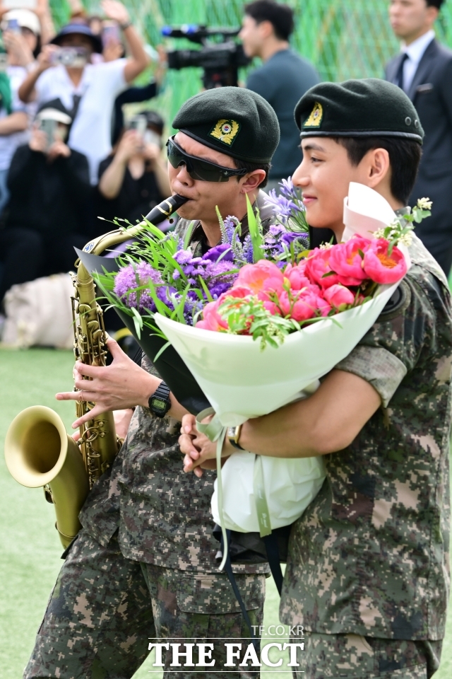 그룹 방탄소년단(BTS)의 뷔와 RM은 10일 오전 강원도 춘천시 신북읍 체육공원에서 군 복무를 마친 후 색소폰 퍼포먼스를 펼치며 취재진과 팬들 앞에 섰다. 둘은 각각 군악대, 군사경찰단 소속으로 근무했다. /춘천=남윤호 기자