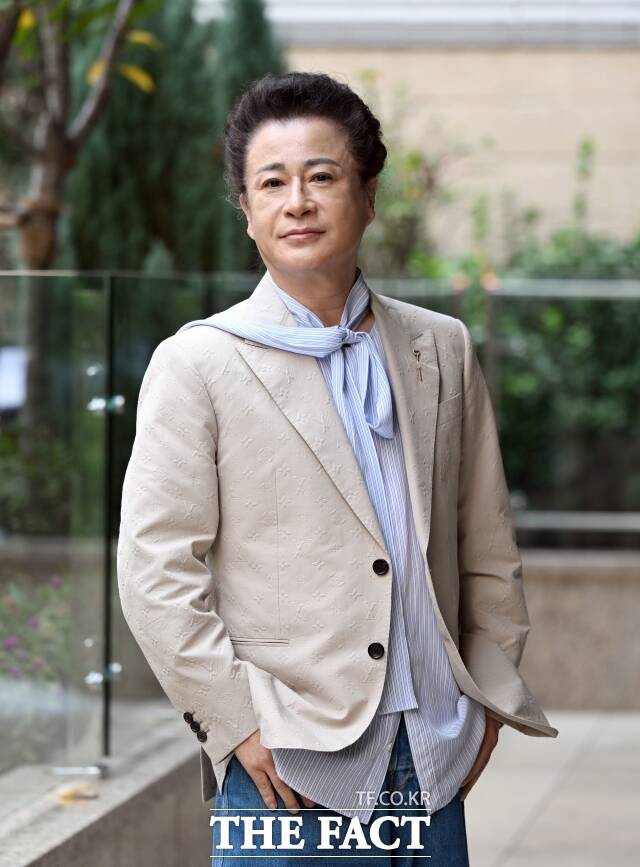 어머니의 소망을 이루기 위해 가수 길을 걸었다. 파파금파는 젊은 시절 못다한 꿈을 펼치고 싶어 첨엔 가벼운 마음으로 음반을 냈다가 기대 이상으로 높은 반응을 얻자 차츰 활동 영역을 키워가게 됐다. /더팩트 DB