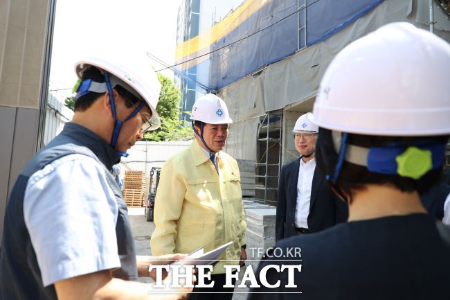 최대호 안양시장이 12일 부흥동 행정복지센터 건립공사 현장을 점검하고 있다./안양시