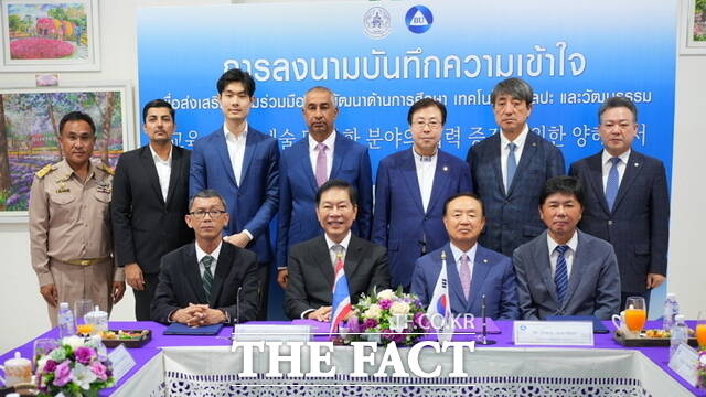 백석대학교와 태국 치앙라이시 관계자들이 MOU 체결 후 기념 촬영을 하고 있다. 앞줄 왼쪽 두 번째 완차이 치앙라이 시장, 세 번째 장종현 백석대학교 총장./백석대학교