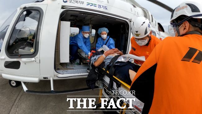 닥터헬기로 환자를 이송하는 모습. /경기도